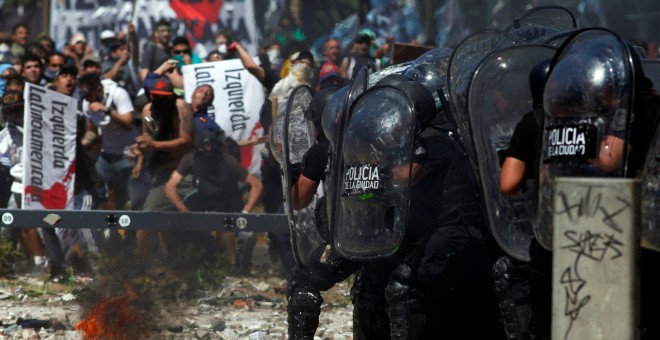 Al menos 109 heridos en una batalla campal en Buenos Aires contra la reforma de las pensiones de Macri. REUTERS/Martin Aosta