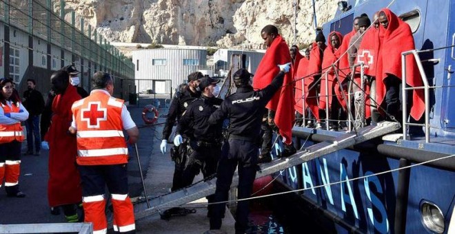 Llegada de un grupo de inmigrantes al puerto de Almería en diciembre de 2017. | CARLOS BARBA (EFE)
