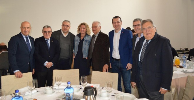 Àngel Ros, Josep Borrell y Òscar Ordeig (PSC) con empresarios de Lleida. EUROPA