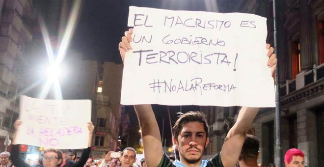 Un hombre sostiene un cartel durante una protesta en Buenos Aires. | MIREIA SEGARRA (EFE)