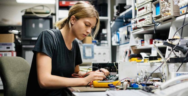 Una joven ingeniera trabaja en un laboratorio de robótica. (EFE)