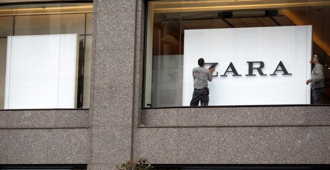 Operarios trabajando en una de las tiendas de Zara en el centro de Madrid. /REUTERS