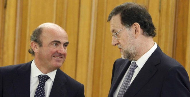 El ministro de Economía, Luis de Guindos, y el presidente del Gobierno, Mariano Rajoy, en una imagen de archivo. EFE