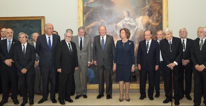 El Rey en la entrega de la medalla de honor de la Real Academia de Bellas Artes de San Fernando. Dieciséis hombres, una mujer.