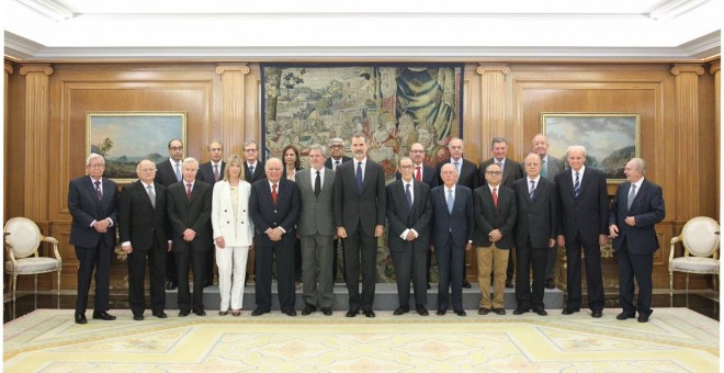 Audiencia a una representación de miembros de las academias Iberoamericanas. 20 hombres y dos mujeres.