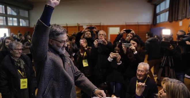 El líder de la CUP Carles Riera, en el momento de votar en la Escola Pere IV de la ciudad condal , más de cinco millones y medio de catalanes están llamados a las urnas en esta jornada de elecciones autonómicas.EFE/Juan Carlos Cárdenas