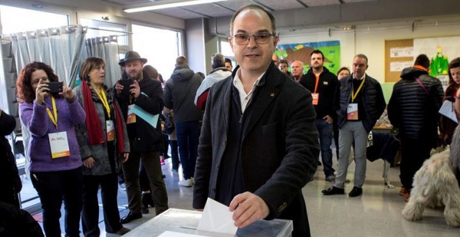 El exconseller Jordi Turull y numero cuatro por la lista de JxCat, vota en el colegio Lluis Piquer de Parets del Vallés durante la jornada electoral en las elecciones catalanas del 21D. EFE/Quique García