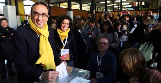 El exconseller y número 6 de Junts per Catalunya, Josep Rull, ejerciendo su derecho al voto./ EFE