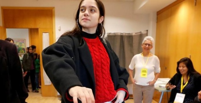 Laura Sancho votando en Sant Cugat./ REUTERS
