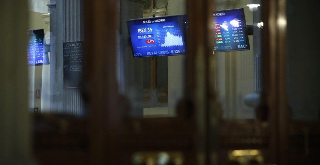 Vista de los monitores informativos de Bolsa de Madrid. EFE/ Javier Lizon