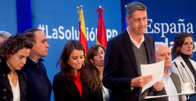 El cabeza de lista del PPC en las elecciones del 21D, Xavier García Albiol (3ºd), al final de su intervención para valorar los resultados electorales de su formación en las elecciones catalanas del 21D, junto a la ministra de Sanidad, Dolors Montserrat (i