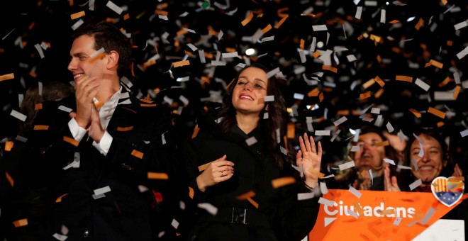 La candidata de Ciudadanos, Inés Arrimadas, y el líder de la formación naranja, Albert Rivera, celebrar su victoria en las elecciones del 21-D, en Barcelona. REUTERS/Eric Gaillard