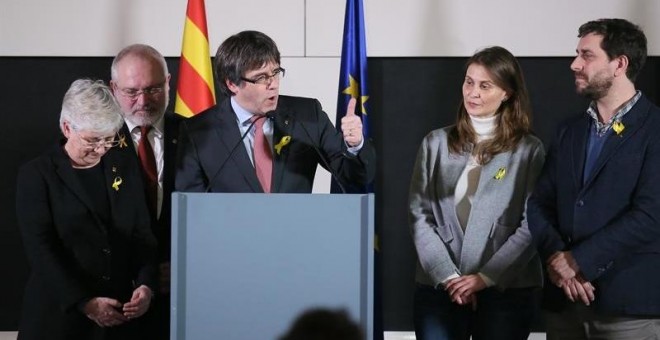Carles Puigdemont comparece en el centro de conferencias Square Brussels para valorar el resultado de las elecciones junto a Clara Ponsatí, Lluis Puig, Meritxell Serret i Toni Comin / EFE
