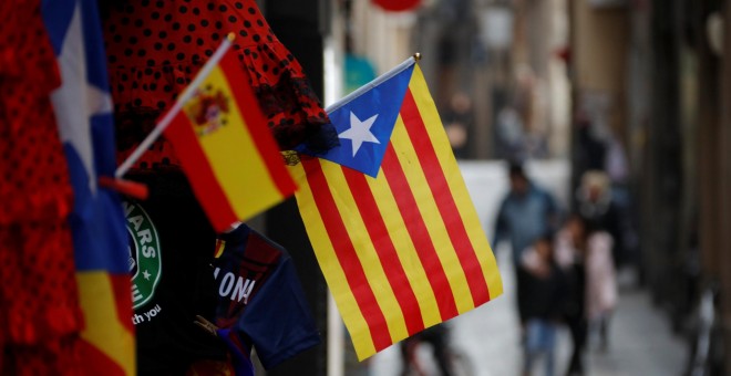 Una banderita de España y una estelada, en una tienda para turistas en Barcelona. REUTERS/Eric Gaillard