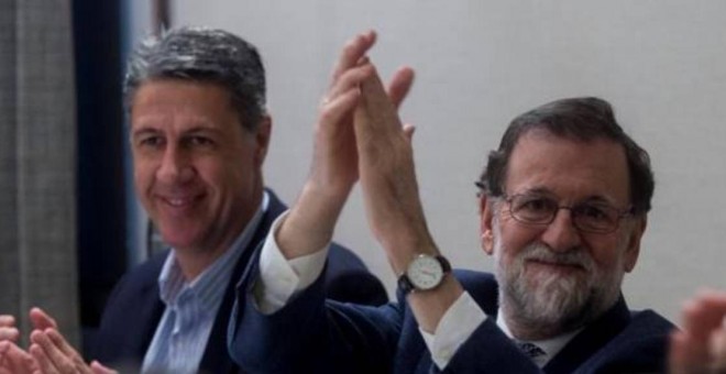 El presidente del PP y del Gobierno, Mariano Rajoy (d), junto al candidato del PPC a las elecciones de Catalunya, Xavier García Albiol (i), en uno de sus últimos actos de campaña. Archivo EFE
