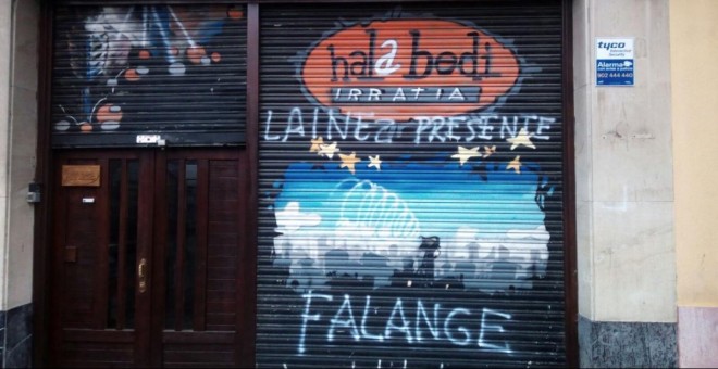 Pintadas de Falange en el local 'Hala Bedi'./ Público