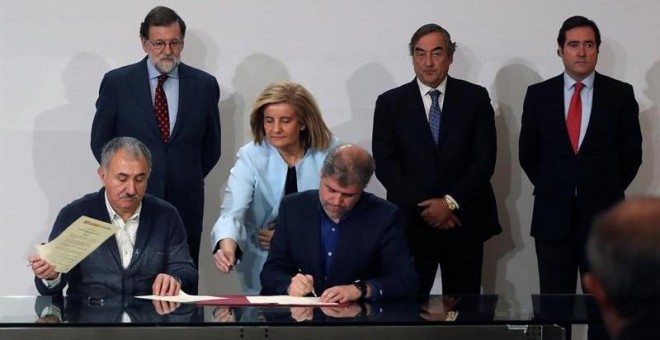 Los secretarios generales de CCOO y UGT, Unai Sordo (d) y Pepe Álvarez (i), en presencia del presidente del Gobierno, Mariano Rajoy; la ministra de Empleo y Seguridad Social, Fátima Báñez, y el presidente de la CEOE, Juan Rosell (d), durante la firma del