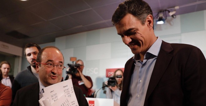 El secretario general del PSOE, Pedro Sánchez, y el primer secretario del PSC, Miquel Iceta, tras la reunión de la ejecutiva de los socialistas catalanes para valorar los resultados de las elecciones del 21-D. EFE/Juan Carlos Cárdenas