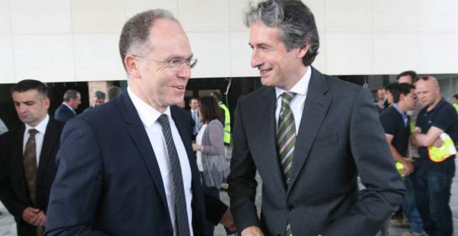 Juan Bravo, presidente de Adif, con el ministro de Fomento Iñigo de la Serna. EFE