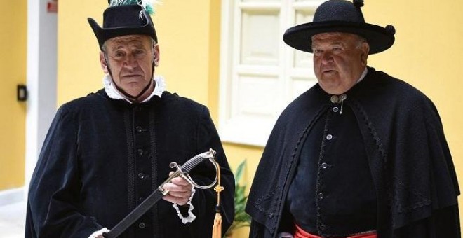 Hombres con el atuendo para celebrar tradicional la 'puja'de mujeres en Lecrín, Granada.-