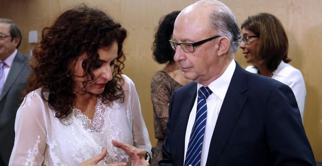 La consejera de Hacienda, María Jesús Montero, y el ministro de Hacienda, Cristóbal Montoro, en una reunión del Consejo de Política Fiscal y Financiera. EFE