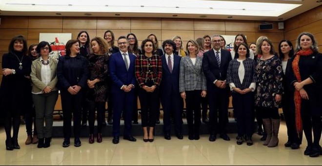 La ministra de Sanidad, Dolors Montserrat,c, posa en la foto de familia con los asistentes a la reunión de la Conferencia Sectorial de Igualdad celebrada hoy con el fin de poner en marcha el Pacto de Estado contra la Violencia de Género, junto a las Comun