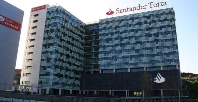 Los edificios de Banco Santander Totta y de Banco Popular en Lisboa.