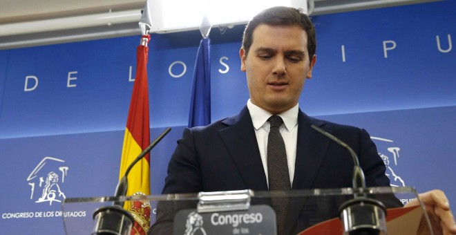 El presidente de Ciudadanos, Albert Rivera, durante la rueda de prensa que ha ofrecido en el Congreso de los Diputados, para hacer balance de un 2017. EFE/ J.P.Gandul