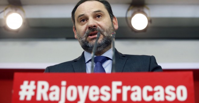 El secretario de Organización del PSOE, José Luis Ábalos, durante la rueda de prensa ofrecida en la sede del partido, en Madrid, para hacer balance del año 2017. EFE/Javier Lizón