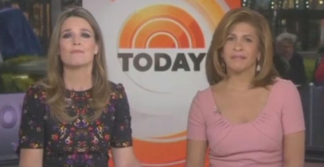 Savannah Guthrie y Hoda Kotb dan la noticia del despido de Lauer.