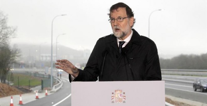 El presidente del Gobierno, Mariano Rajoy durante su discurso en la puesta en servicio de la ampliación de capacidad de la AP-9, de un tramo que recorre Santiago de Compostela. EFE/Lavandeira jr