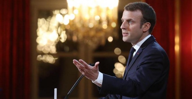 El presidente francés, Emmanuel Macron, pronuncia el discurso de felicitación de Año Nuevo en el Palacio del Eliseo, en París (Francia). EFE/Ludovic Marin