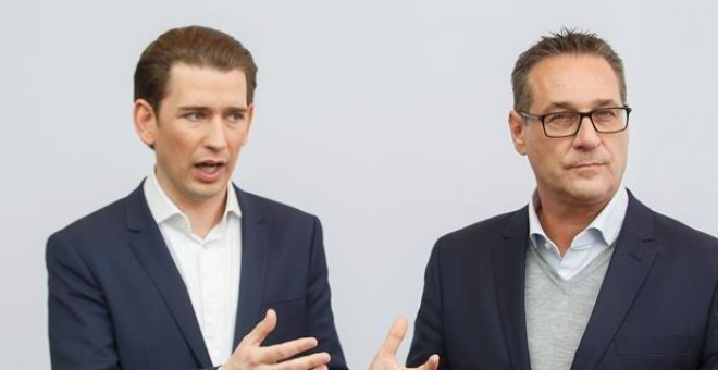 El canciller federal de Austria, Sebastian Kurz (i), y el líder del ultraderechista Partido Liberal de Austria (FPÖ), Heinz-Christian Strache (d), ofrecen una rueda de prensa en Estiria (Austria) hoy, 4 de enero de 2017, tras la primera reunión del año Ej