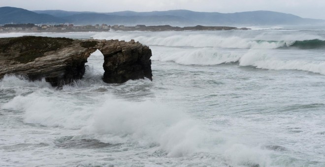 El temporal agita las aguas de la playa de las Catedrales en Asturias./EFE