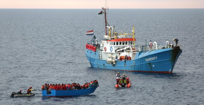 El barco de una ONG alemana rescata a cientos de personas migrantes a bordo de una barca de madera frente a las costas libias. Reuters/Archivo.