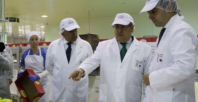 El ministro de Interior, Juan Ignacio Zoido, visita una fábrica de mantecados del municipio sevillano de Estepa. MANTECADOS ESTEPA