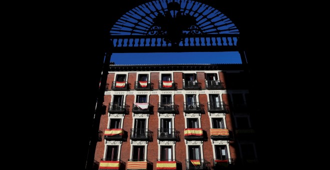 Banderas españolas y catalanas en los balcones de un edificio del centro de Madrid, durante la jornada de las elecciones del 21-D en Catalunya.. REUTERS/Susana Vera