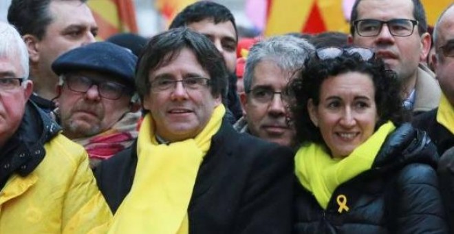 El expresidente de la Generalitat Carles Puigdemont (c) y la secretaria general de ERC, Marta Rovira (d), en una manifestación independentista en Bruselas. EFE