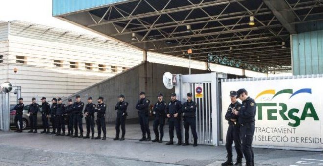 Agentes de la Policía Nacional en la incineradora de Sant Adrià de Besòs (Barcelona). EFE/Archivo