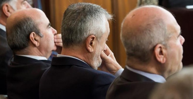 Zarrías, Griñán y Chaves, durante el juicio. EFE/ Raúl Caro