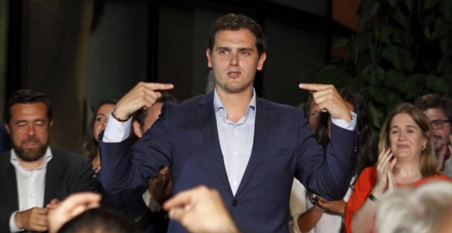 El presidente de Ciudadanos, Albert Rivera, rodeado de parte de la Ejecutiva del partido. Archivo REUTERS