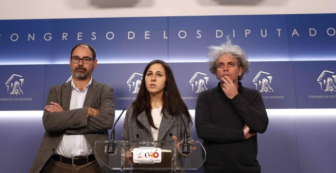 La diputada de Unidos Podemos, Ione Belarra, junto a sus compañeros de formación, Alberto Montero y Marcelo Expósito, ofrece declaraciones a los medios en relación a los incidentes ocurridos en la cárcel de Archidona durante las últimas semanas. EFE/ Chem