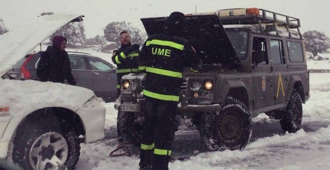 La Unidad Militar de Emergencias (UME) ayuda a un conductor retenido en la AP-6. | EFE