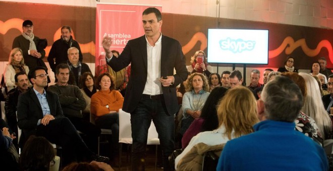 El secretario general del PSOE, Pedro Sánchez, interviene en Granada en la primera de las más de 50 Asambleas Abiertas a la ciudadanía que prevé realizar el partido para presentar sus iniciativas. EFE/ Miguel Angel Molina