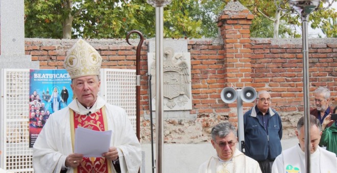 El obispo auxiliar de la archidiócesis de Madrid, Juan Antonio Martínez Camino, oficia la misa en honor a los mártires.-  ACCIÓN JUVENIL ESPAÑOLA