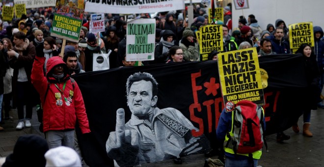 Imagen de la manifestación en Viena contra el gobierno de coalición ultra. Las pancartas amarillas dicen, en aleman, 'No dejes que los nazis reinen'. REUTERS/Heinz-Peter Bader