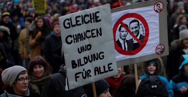 Manifestantes en Viena contra el giro ultra del Ejecutivo de coalición austríaco, con una pancarta con los retratos del canciller Sebastian Kurz y de su socio de Gobierno y vicecanciller Heinz-Christian Strache. REUTERS/Heinz-Peter Bader