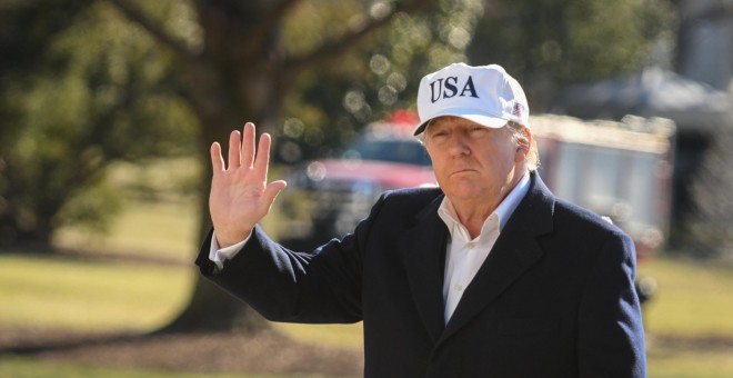 El presidente de EUU, Donald Trump, en los jardines de la Casa Blanca, tras un regreso de la residencia de Camp David. REUTERS/Mary F. Calvert