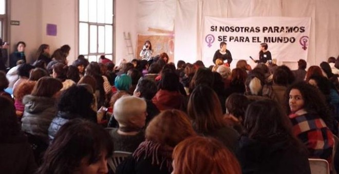 Mujeres que han participado en Zaragoza en un encuentro estatal para preparar la huelga del 8 de marzo, orquestada como una forma de hacer visibles todas las injusticias y discriminación a la que se ven sometidas.E.B.