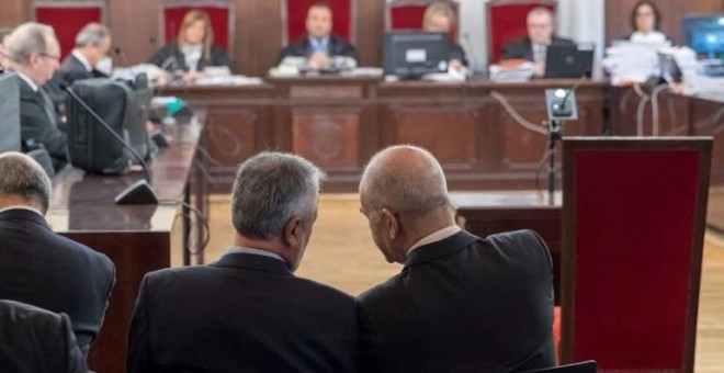 Manuel Chaves y José Antonio Griñán durante las sesiones del juicio en diciembre de 2017.- EFE